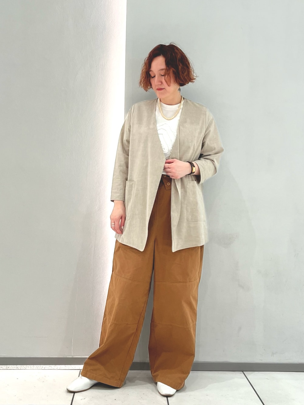 「サロペット、大人カジュアル、カーゴパンツ、ワイドパンツ、２ＷＡＹ、ootd、羽織り、麻ジャケット、白Tシャツ、初夏コーデ」｜「NOMBRE IMPAIRのポリレーヨン麻　ノーカラーコート（ノーカラーコート、ベージュ系）」を使った、kaji.さん（レディース・163cm）の春コーディネートの1枚目の写真