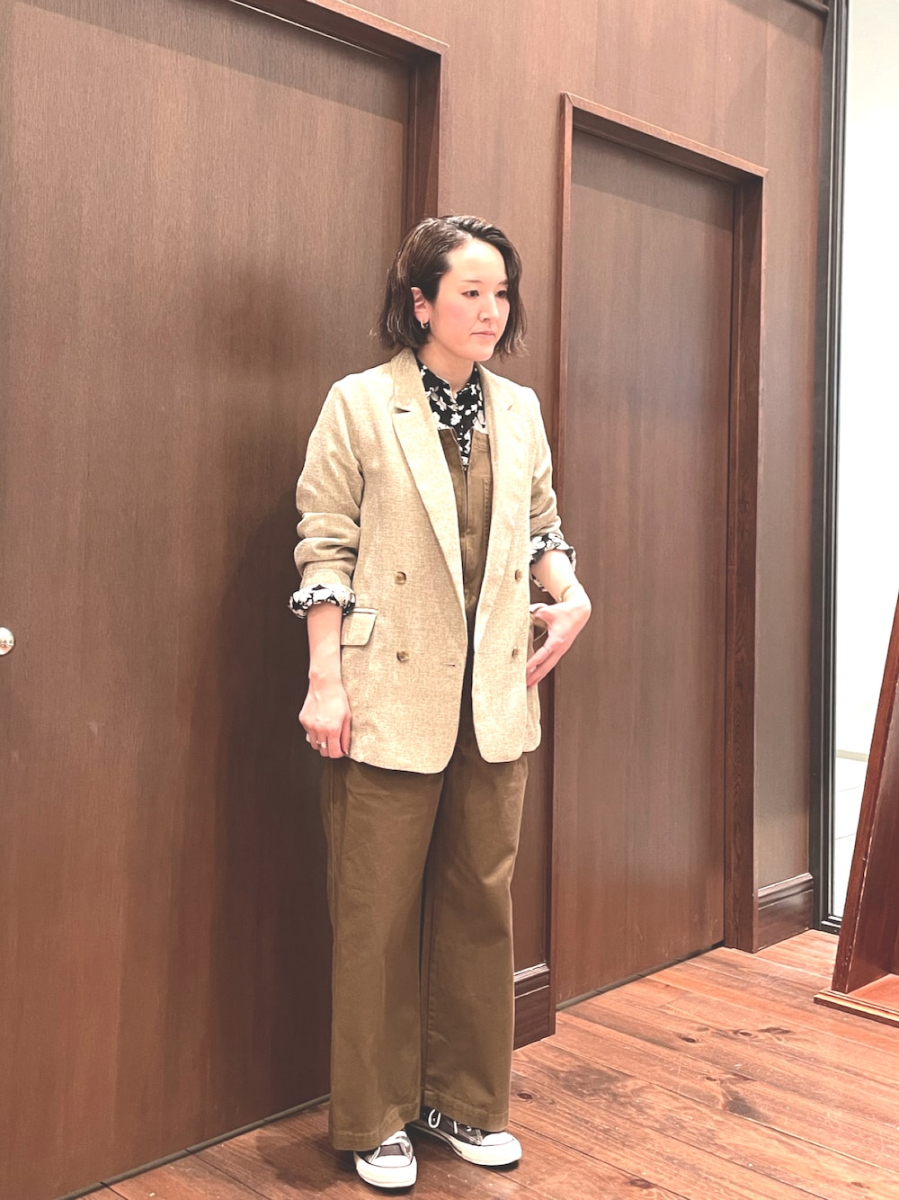 「スニーカー、ジャケット、ブラウス、ブラック、ベージュ、花柄、サロペット、モノトーン、ブラウン、春」｜「NOMBRE IMPAIRのサマーツィード　ダブルブレストジャケット（テーラードジャケット、ベージュ系）」を使った、kaji.さん（レディース・163cm）の春コーディネートの1枚目の写真