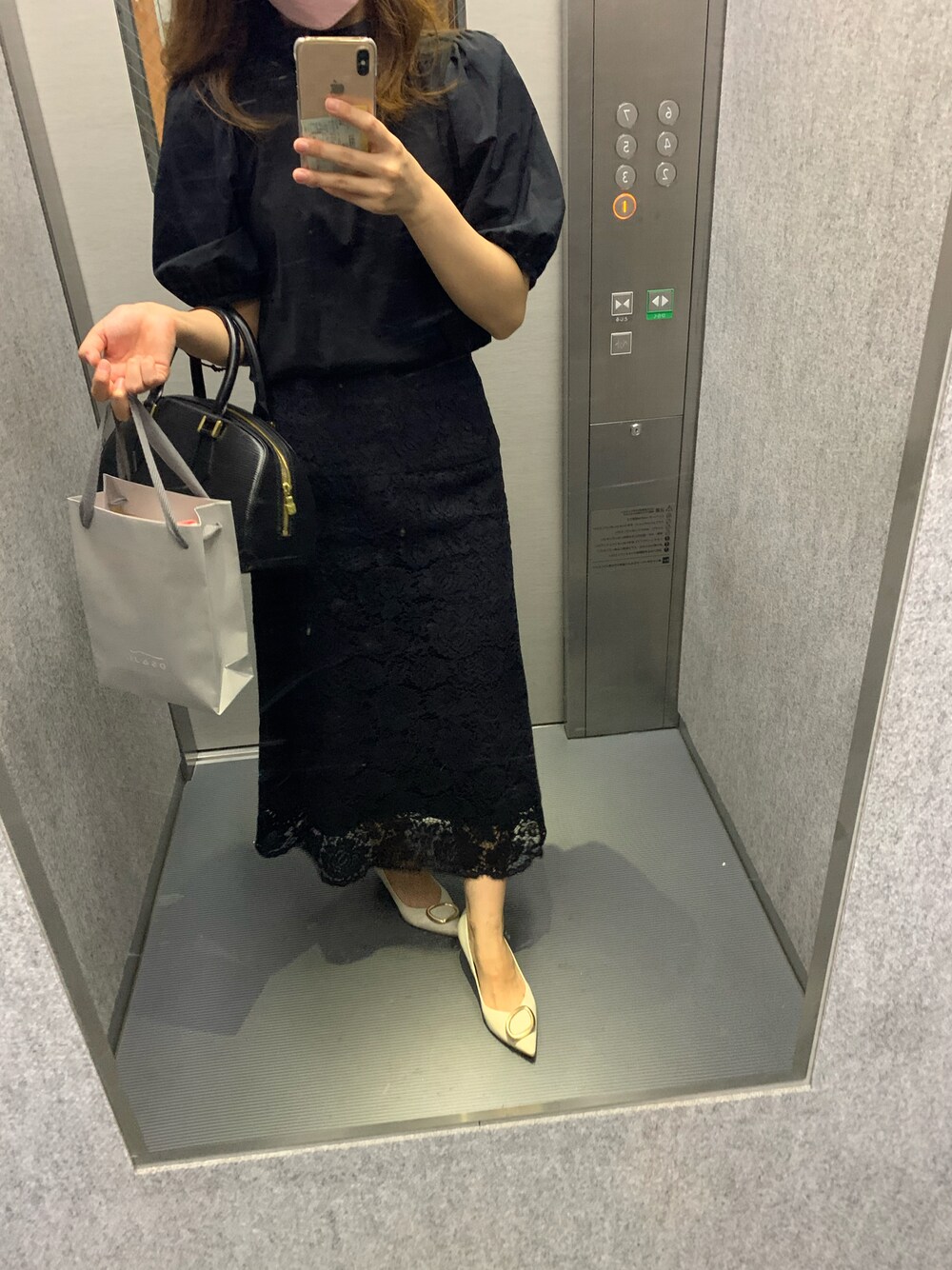 ブラック系のスカート、ブラック系のTシャツ/カットソーを着用したレディースの秋コーディネートの1枚目の写真