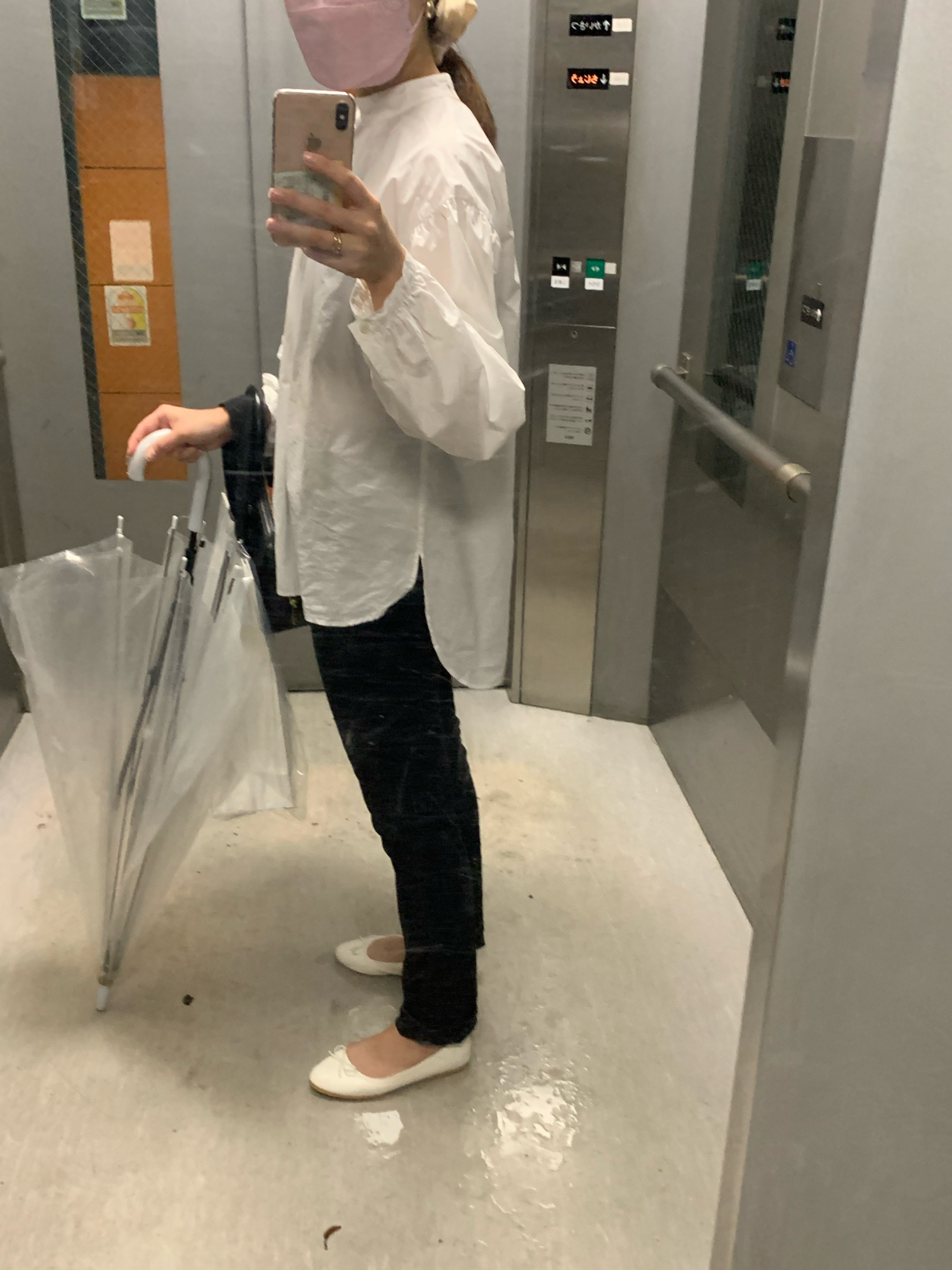 ホワイト系のシャツ/ブラウスを着用したレディースの秋コーディネートの1枚目の写真