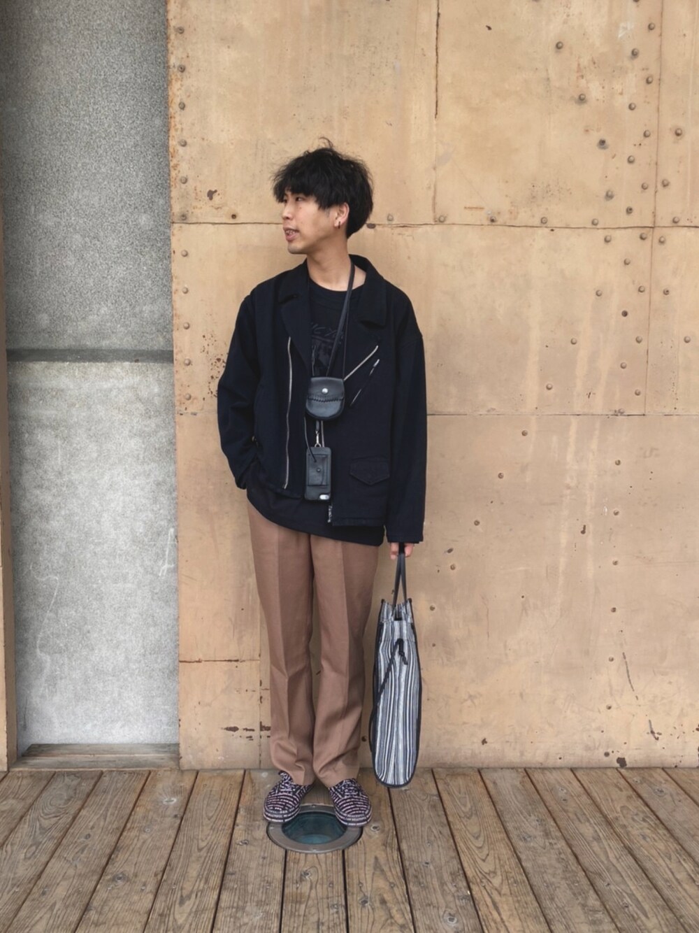 「春服みてみて、休日コーデ、ライダース、シアーシャツ、メッシュ、レイヤードスタイル、スラックス、VANS、ピンク、カキトウ第2章」｜「Demiurvoの【DEMIURVO】デミウルーボ POCHE Croco 背面手帳型スマホケース iPhon11ProMAX ストラップ付（その他小物、ブラック系）」を使った、あんころもちさん（メンズ・176cm）の春コーディネートの1枚目の写真