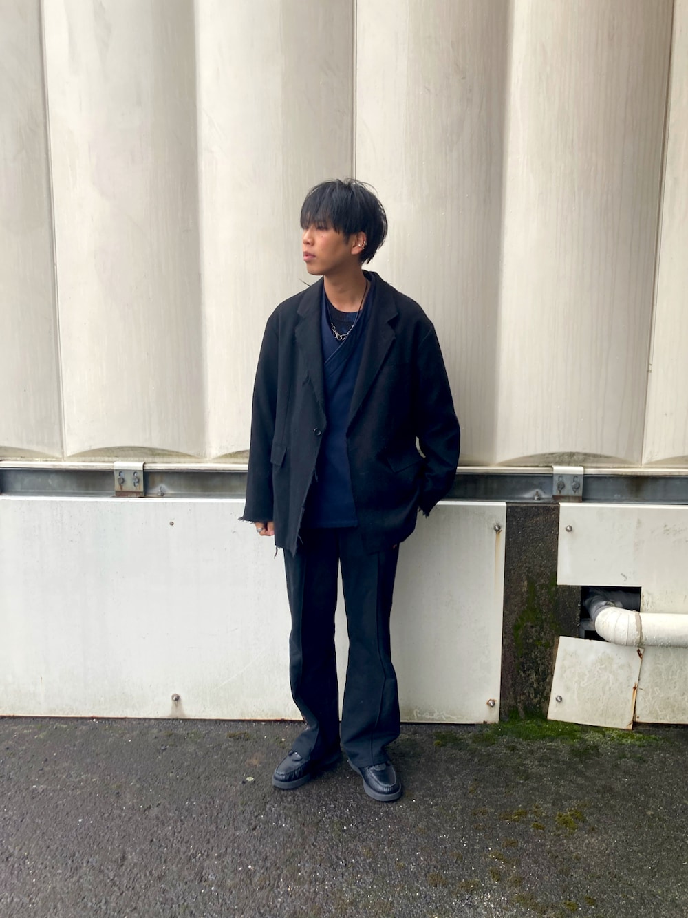 「レイヤードスタイル、ジャケットスタイル、テーラードジャケット、NEEDLES、トラックパンツ、作務衣、ENGINEERED GARMENTS、ラメ、タイダイ、カキトウサードステージ」｜「BEAMSのBEAMS / カットオフ ツイードジャケット（テーラードジャケット、ブラック系）」を使った、あんころもちさん（メンズ・176cm）の冬コーディネートの1枚目の写真