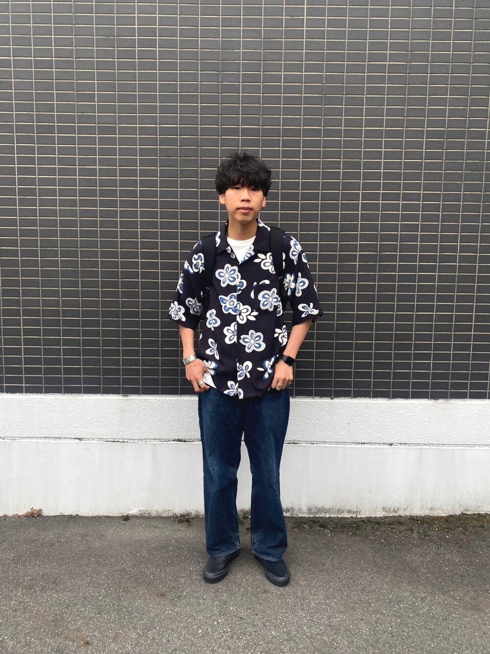 「柄シャツ、アムンゼン、花柄、デニム、ネイビー、シンプル、UNIQLO U、夏、ラフ、カキトウセカンドステージ」｜「SAKULAの【僕らが纏うモノ】at SAKULA - 5 POCKET SELVEDGE WIDE DENIM/ワイドデニム（デニムパンツ、ブルー系）」を使った、あんころもちさん（メンズ・176cm）の夏コーディネートの1枚目の写真