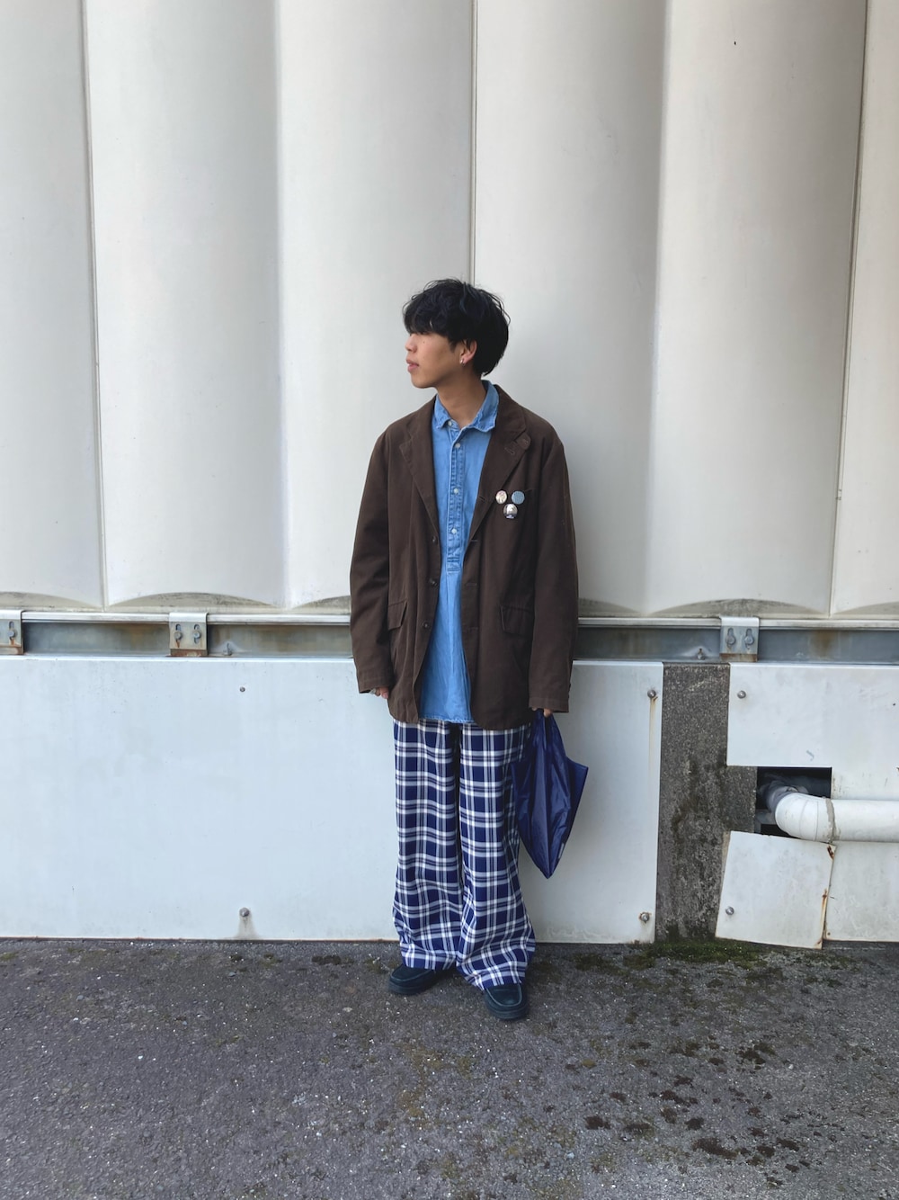 「休日スタイル、テーラードジャケット、デニムシャツ、春めき満開コーデ、花見、チェックパンツ、古着MIX、mont-bell、春服コーデ、カキトウサードステージ」｜「MANEBUの【MANEBU/マネブ】CIAOPANIC別注BITCH SUEDE MOCCASIN SLIPPER/ビットモカシン/ビットローファー/サンダル（サンダル、ブラック系）」を使った、あんころもちさん（メンズ・176cm）の春コーディネートの1枚目の写真