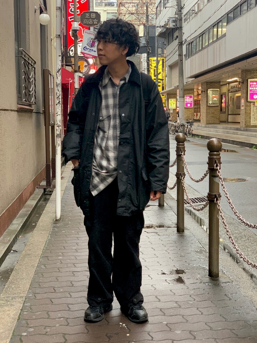 「オイルドジャケット、休日スタイル、チェックシャツ、PENDLETON、カーゴパンツ、New Balance、ミリタリー、m47、レイヤードスタイル、カキトウセカンドステージ」｜「Demiurvoの【DEMIURVO】デミウルーボ POCHE Croco 背面手帳型スマホケース iPhon11ProMAX ストラップ付（その他小物、ブラック系）」を使った、あんころもちさん（メンズ・176cm）の春コーディネートの1枚目の写真