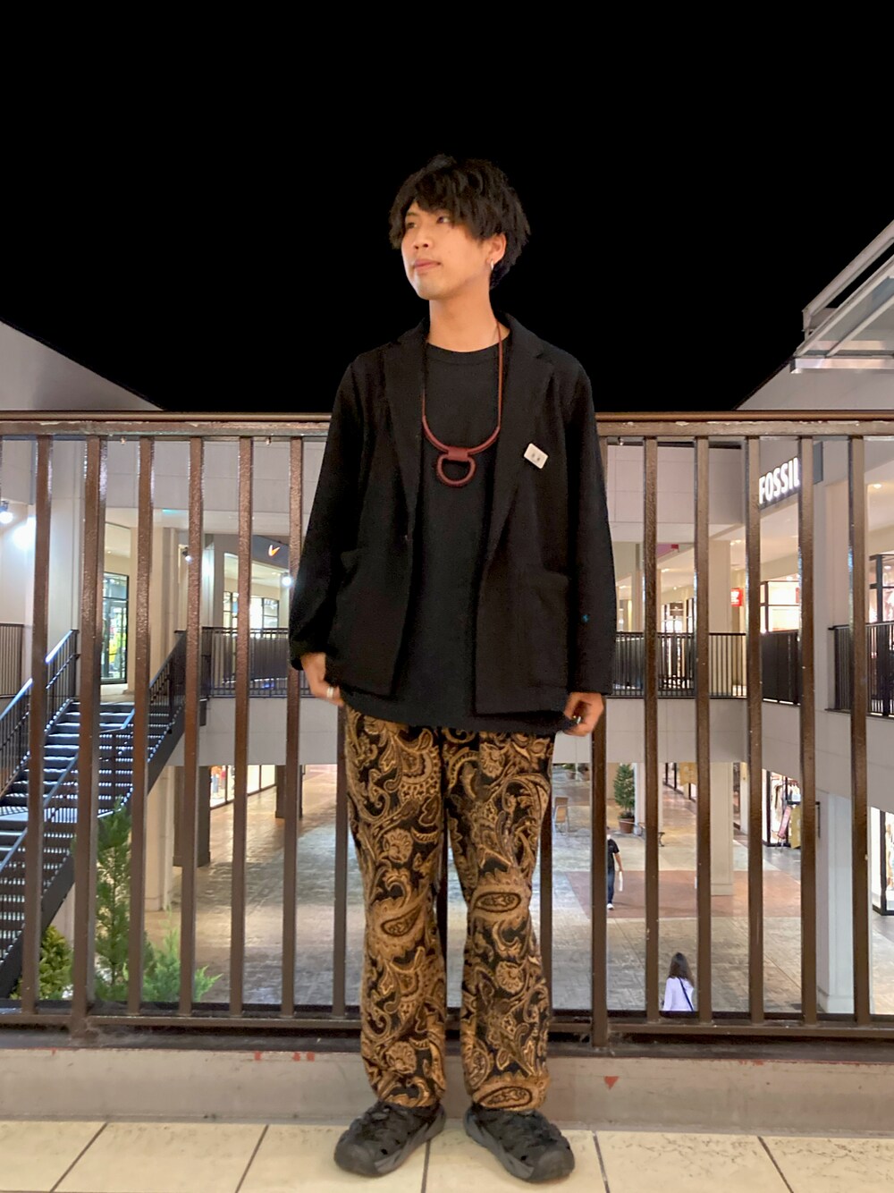 「だから秋服が好き、テーラードジャケット、モノトーン、黒、柄パンツ、ペイズリー、ゴブラン、モノトーンコーデ、HOKAONEONE、カキトウ秋の風」｜「ADAM ET ROPE'の【crescioni】union necklace（ネックレス、ブラック系）」を使った、あんころもちさん（メンズ・176cm）の秋コーディネートの1枚目の写真
