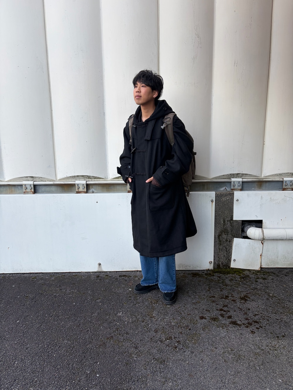 ブルー系のデニムパンツ、ブラック系のその他シューズを着用したメンズの冬コーディネートの1枚目の写真