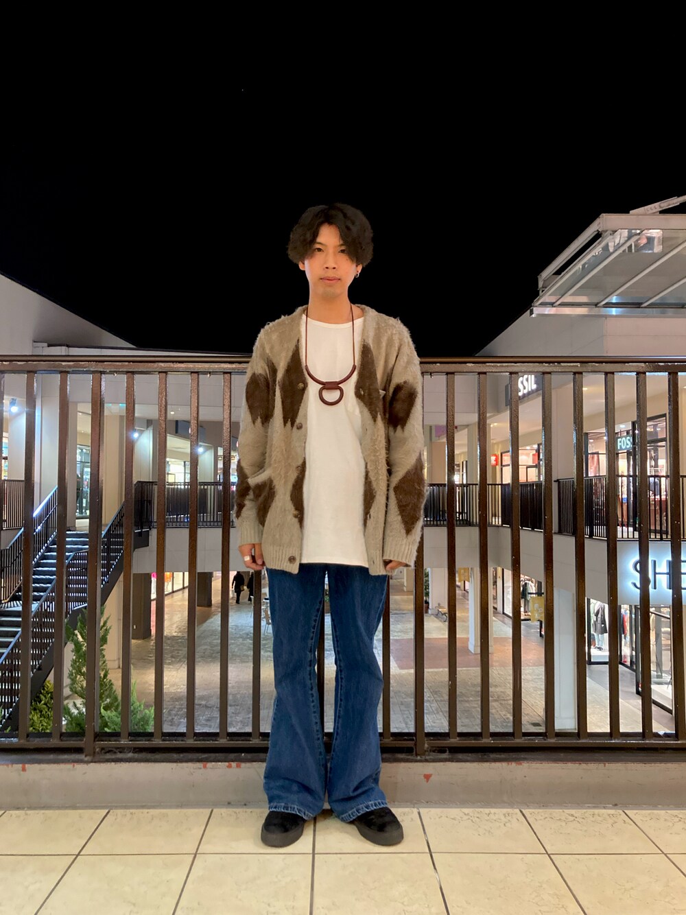 「モヘアニット、カーディガン、フレアパンツ、デニム、レイヤードスタイル、アーガイル柄、ゆるコーデ、秋冬コーデ、ニット/セーター、カキトウガイダンス」｜「CPCMのアーガイル柄カーディガン（カーディガン/ボレロ、グレー系）」を使った、あんころもちさん（メンズ・176cm）の秋コーディネートの1枚目の写真