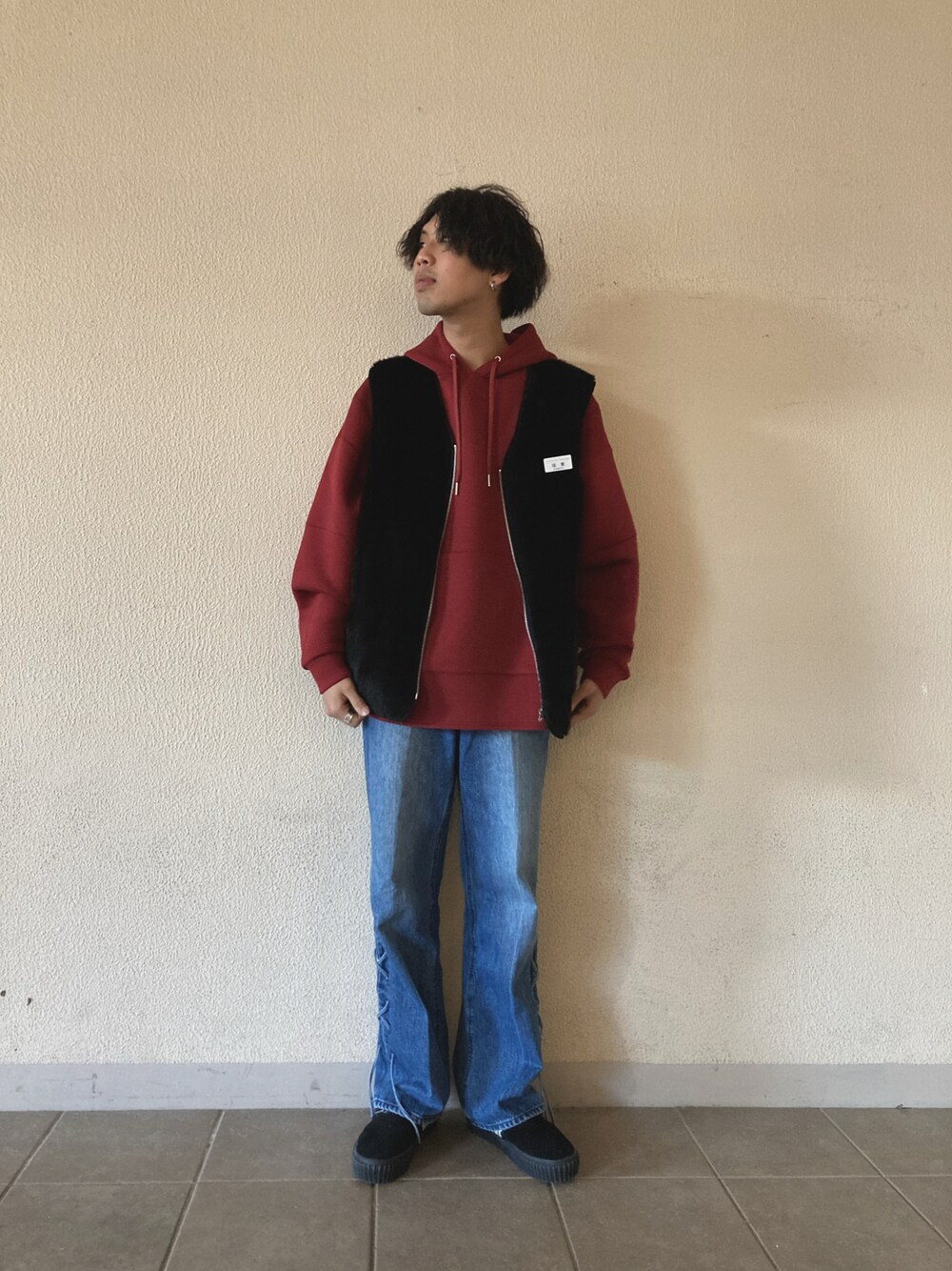 「ファー、VANS、パーカー、ベスト、レイヤードスタイル、ウエスタン、フレアデニム、ダンボールニット、CPCM、カキトウ真骨頂」｜「VAPORIZEのVAPORIZE / Lace Up Denim（デニムパンツ、ブルー系）」を使った、あんころもちさん（メンズ・176cm）の冬コーディネートの1枚目の写真
