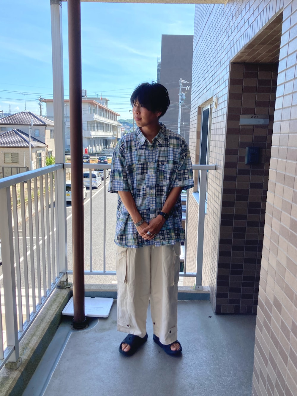 「チェックシャツ、パッチワーク、古着MIX、ゆるコーデ、カーゴパンツ、サンダル、HOKAONEONE、古着、シンプル、カキトウサードステージ」｜「HOKAの＜HOKA ONE ONE＞ オラ リカバリー スライド 3/サンダル（サンダル、ブラック系）」を使った、あんころもちさん（メンズ・176cm）の夏コーディネートの1枚目の写真