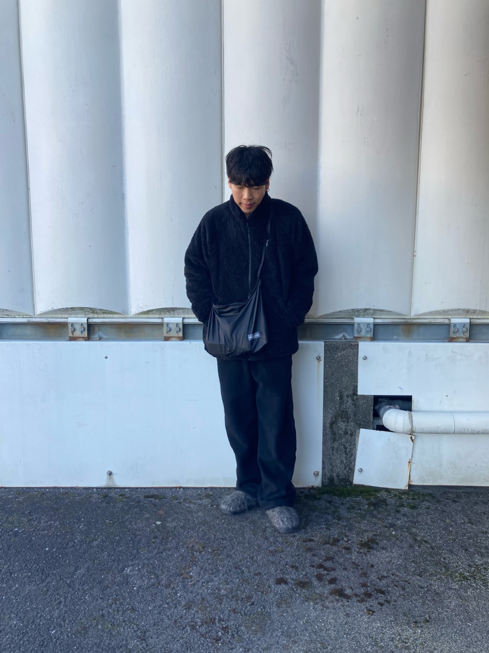 ブラウン系のサンダルを着用したメンズの冬コーディネートの1枚目の写真