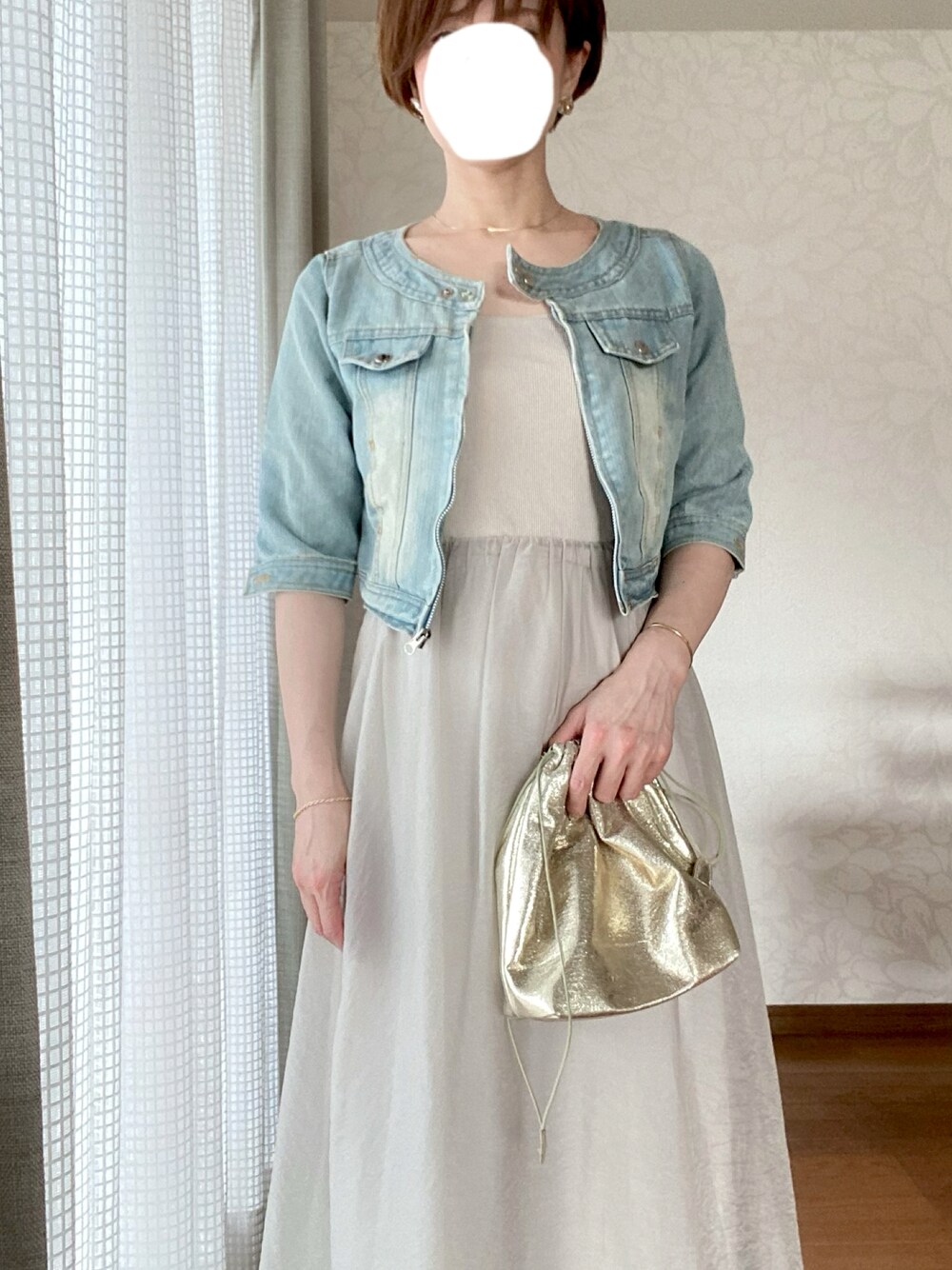 ベージュ系のワンピース/ドレスを着用したレディースの春コーディネートの1枚目の写真