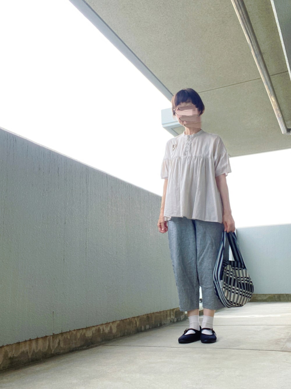 「大人女子、大人コーデ、パンツスタイル、淡色コーデ、オオカミとフクロウ」｜「オオカミとフクロウのアイテム（シャツ/ブラウス、ピンク系）」を使った、うた♪さん（レディース・163cm）の秋コーディネートの1枚目の写真