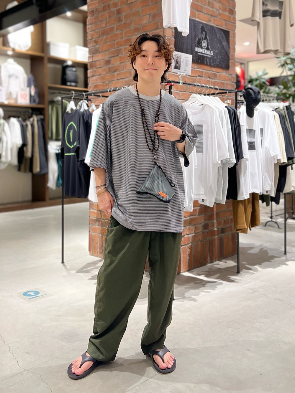 「ボーダー、夏コーデ、夏、夏ルックで気分アップ、リラックススタイル、テーマパークコーデ、カジュアル、大人カジュアル、おしゃれさんと繋がりたい、30代コーデ、休日コーデ」｜「niko and...のUSAコットンショートスリーブTシャツ（Tシャツ/カットソー、グレー系）」を使った、あすろんさん（骨格ナチュラル・メンズ・170cm）の夏コーディネートの1枚目の写真