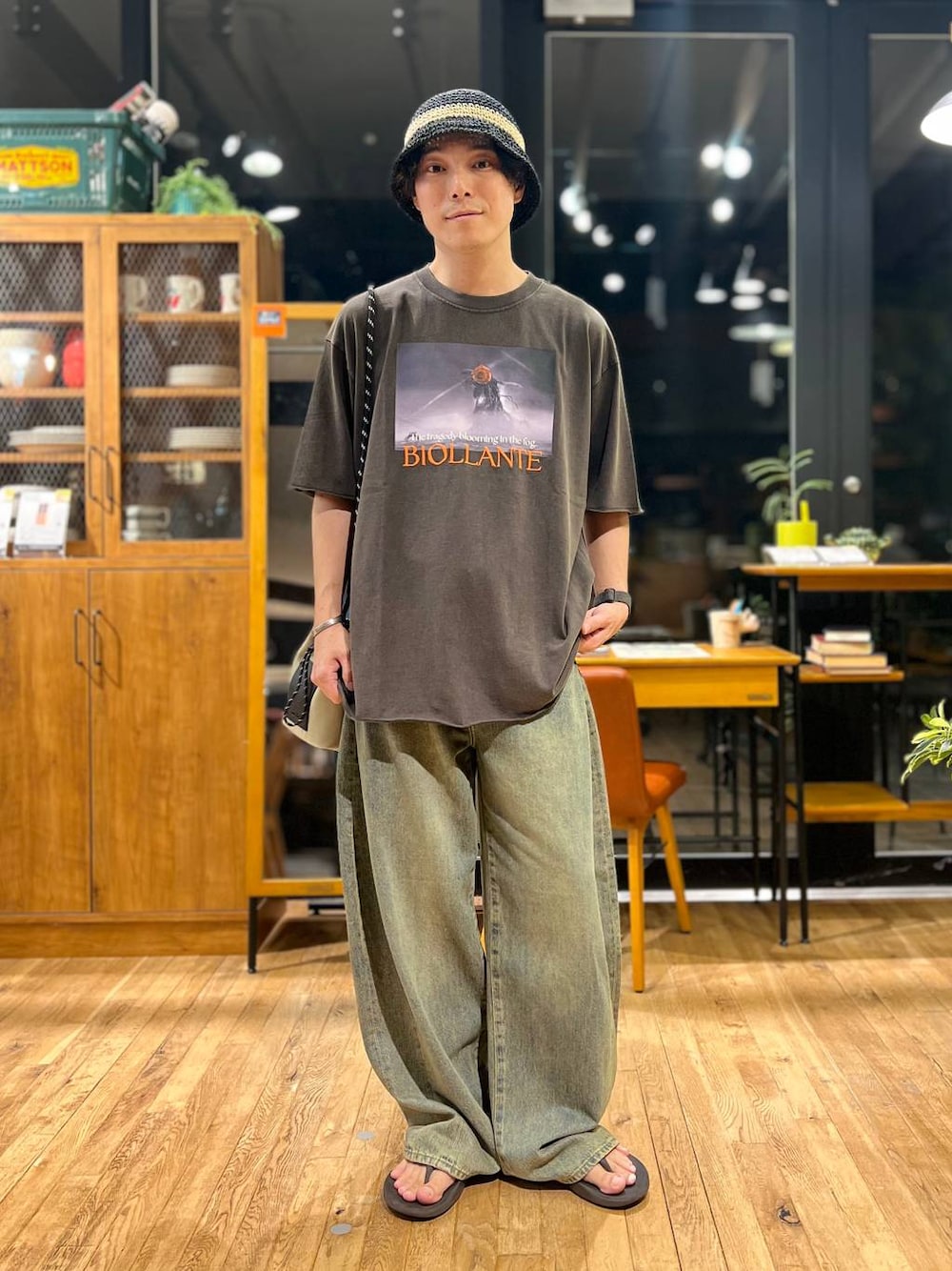 グレー系のショルダーバッグ、ブラック系のサンダル、グレー系のTシャツ/カットソーを着用したメンズの夏コーディネートの1枚目の写真
