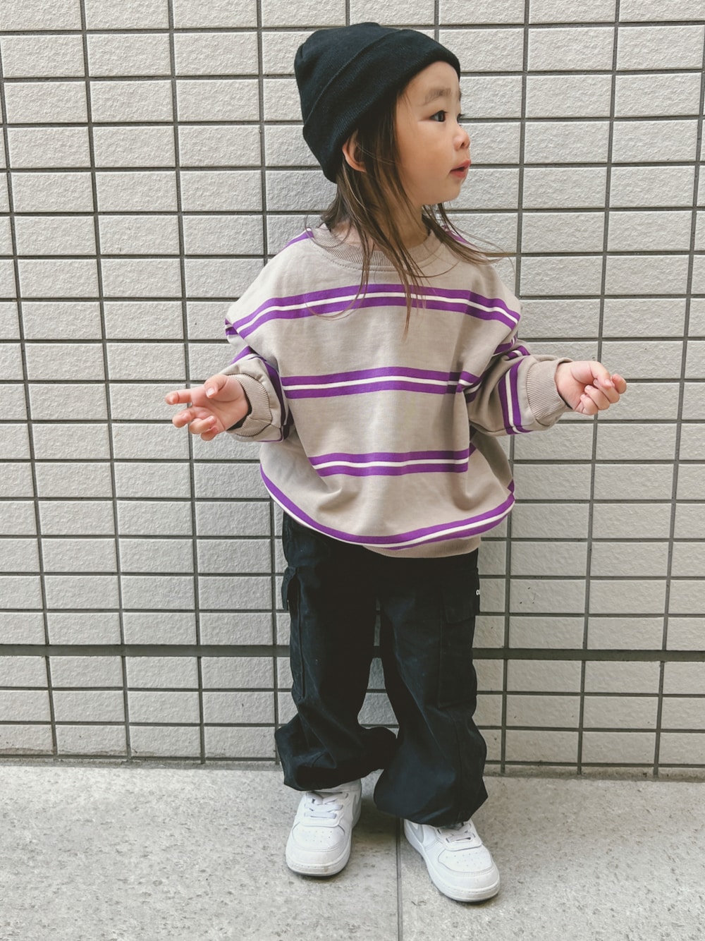 「キッズ、お洒落さんとつながりたい、韓国子供服、女の子、女の子コーデ、ボーイッシュ、ボーイッシュな女の子、2歳」｜「OURのアイテム（カーゴパンツ、ブラック系）」を使った、Hinapiさん（キッズ・90cm）の春コーディネートの1枚目の写真