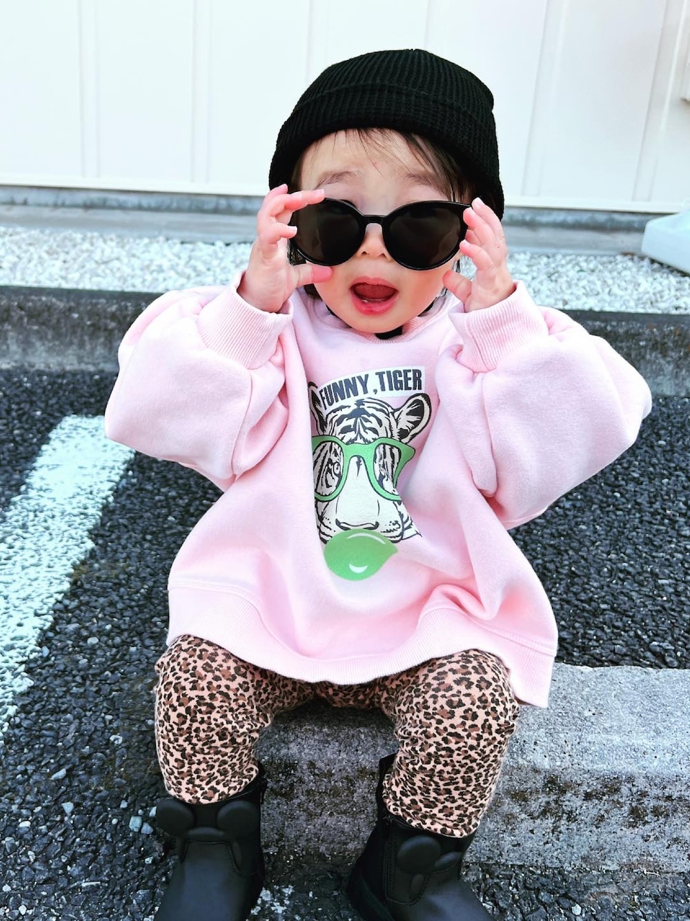 「キッズコーデ、女の子コーデ、ベビーコーデ、おしゃれさんと繋がりたい、韓国子供服、ボーイッシュな女の子、1歳コーデ」｜「ZARA KIDSのアイテム（ブーティ、ブラック系）」を使った、Hinapiさん（キッズ・80cm）の春コーディネートの1枚目の写真