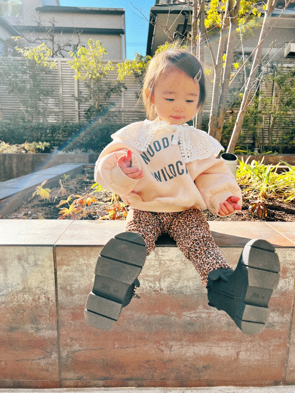 「ベビーコーデ、女の子コーデ、おしゃれさんと繋がりたい、韓国子供服、1歳コーデ、ボーイッシュな女の子」｜「ZARA KIDSのアイテム（ブーティ、ブラック系）」を使った、Hinapiさん（キッズ・80cm）の春コーディネートの1枚目の写真