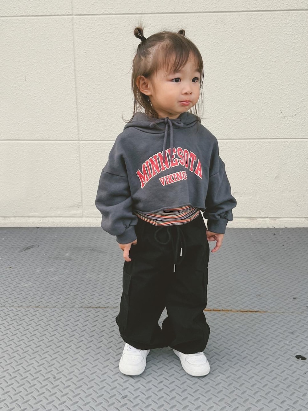 「韓国こども服、韓国子供服、韓国ブランド、キッズコーデ、女の子コーデ、女の子、ボーイッシュな女の子、ボーイッシュコーデ」｜「OURのアイテム（カーゴパンツ、ブラック系）」を使った、Hinapiさん（キッズ・80cm）の秋コーディネートの1枚目の写真