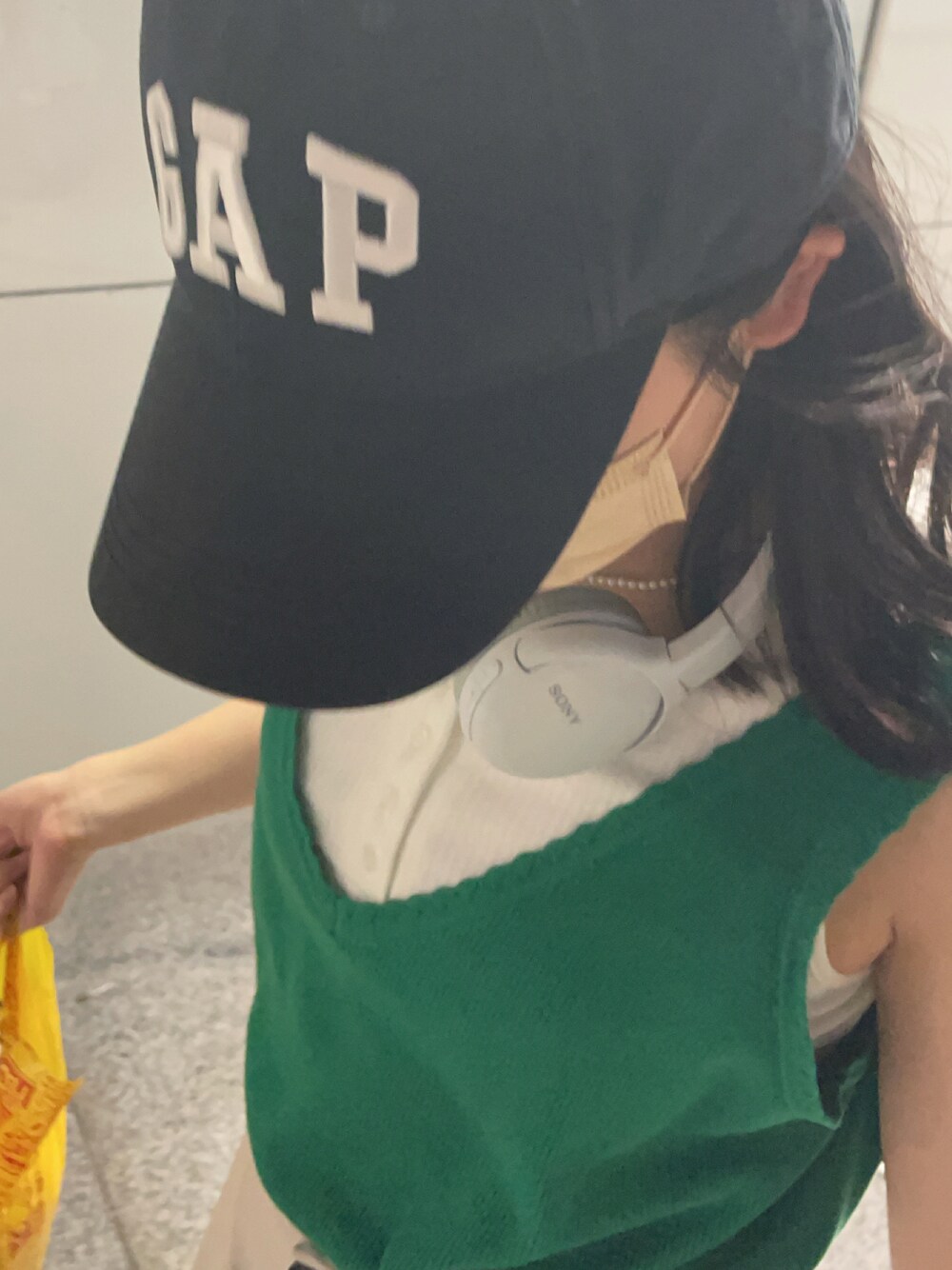 「キャップ、古着MIX、タンクトップ、プチプラ、ラクチンコーデ、ラフ」｜「古着のアイテム（ベスト、グリーン系）」を使った、naoさん（レディース・160cm）の夏コーディネートの1枚目の写真