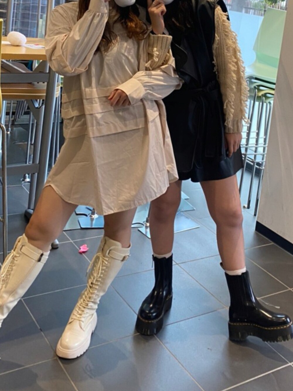 「レザーベスト、Dr.Martens、ブーツ、レザー、冬コーデ、大人コーデ、ootd」｜「Dr. Martensのアイテム（ブーツ、ブラック系）」を使った、naoさん（レディース・160cm）の秋コーディネートの1枚目の写真