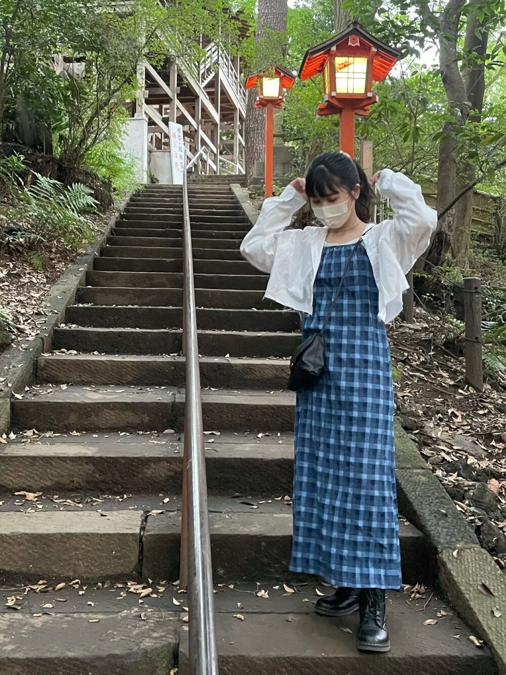 「キャミワンピ、オトナカジュアル、シャツスタイル、ショート丈、ブーツ」｜「古着のアイテム（ワンピース、ブルー系）」を使った、naoさん（レディース・160cm）の秋コーディネートの1枚目の写真