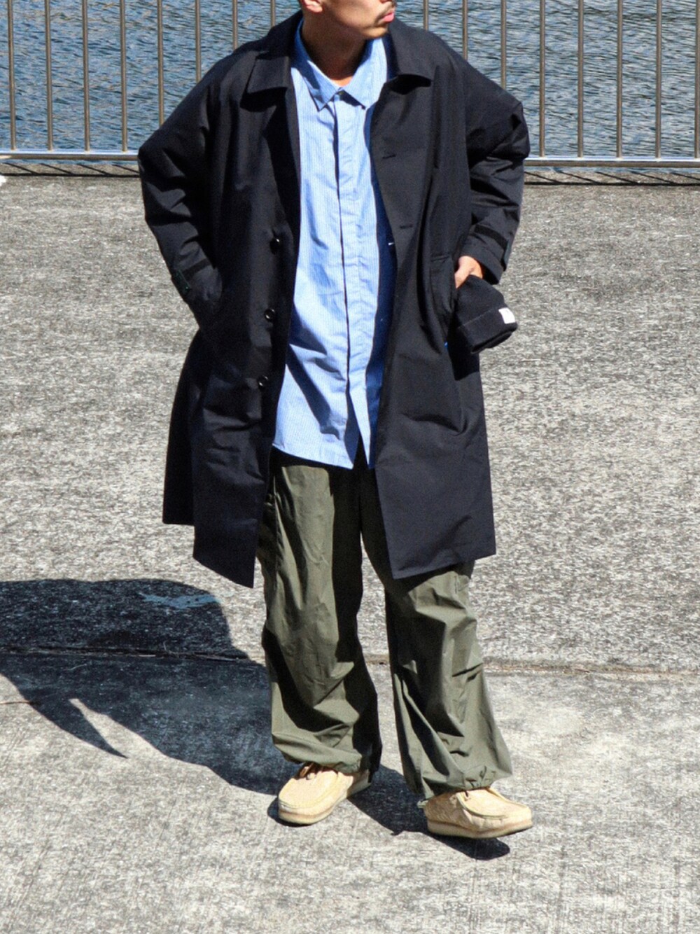 「コート、秋のコーデ、レイヤードスタイル、カーゴパンツ、ストライプシャツ、クラークス、リラックススタイル、ootd、ワラビー、ストリートコーデ、オトナカジュアル、秋冬コーデ、perkyroom、NotSoApe、だから秋服が好き」｜「Not So Apeのカラーライニング ステンカラー コート（その他アウター、ブラック系）」を使った、𝕳𝖎𝖗𝖔さん（メンズ・185cm）の秋コーディネートの1枚目の写真