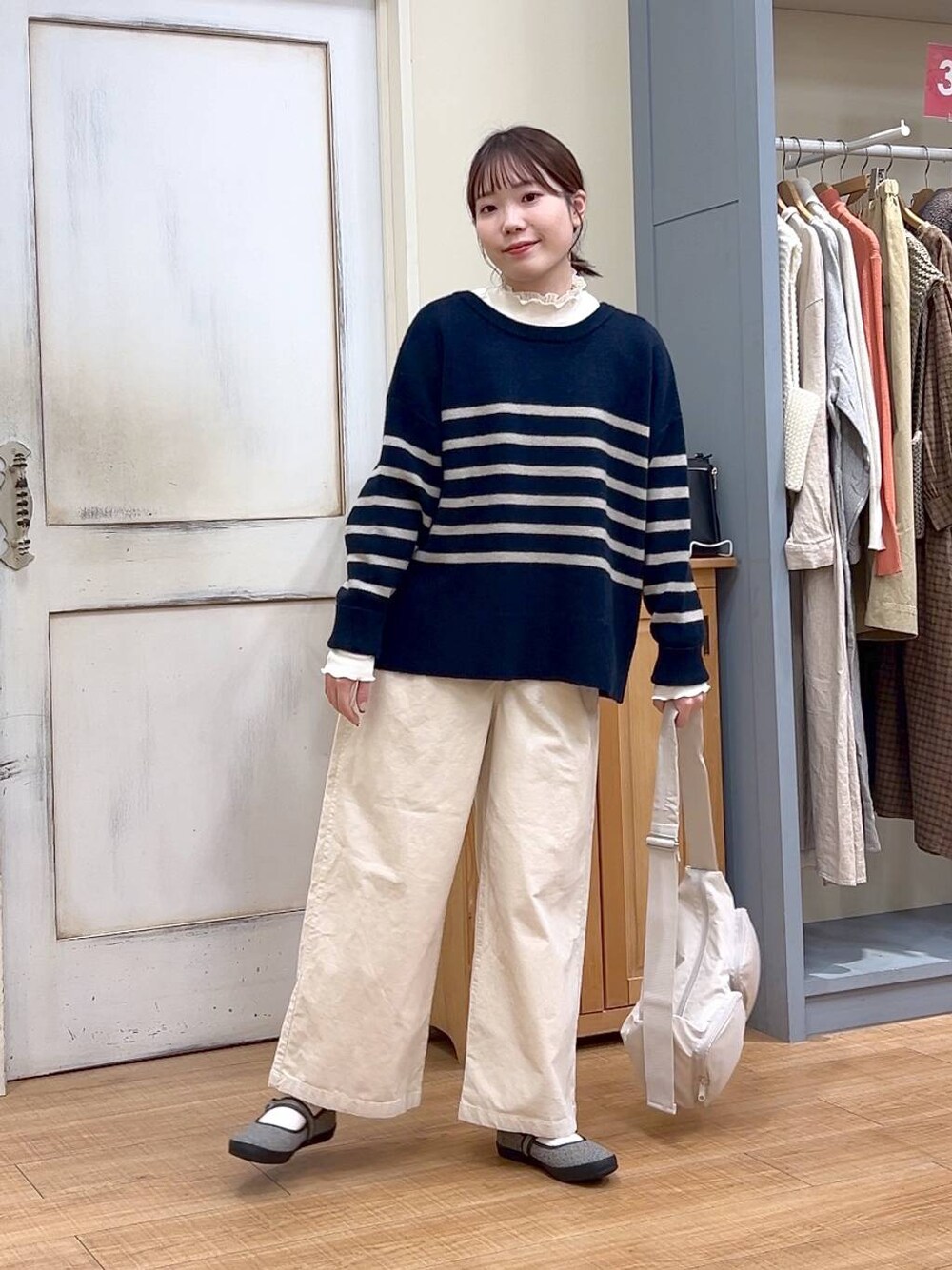 その他のスニーカー、ホワイト系のその他パンツ、その他のカーディガン/ボレロを着用したレディースの冬コーディネートの1枚目の写真