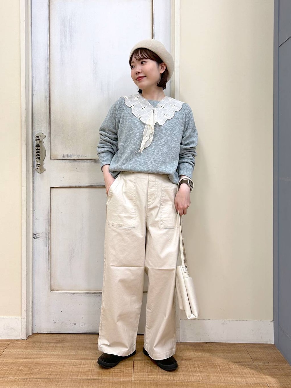 ブラウン系のスニーカー、ベージュ系のその他パンツ、グリーン系のショルダーバッグを着用したレディースの冬コーディネートの1枚目の写真