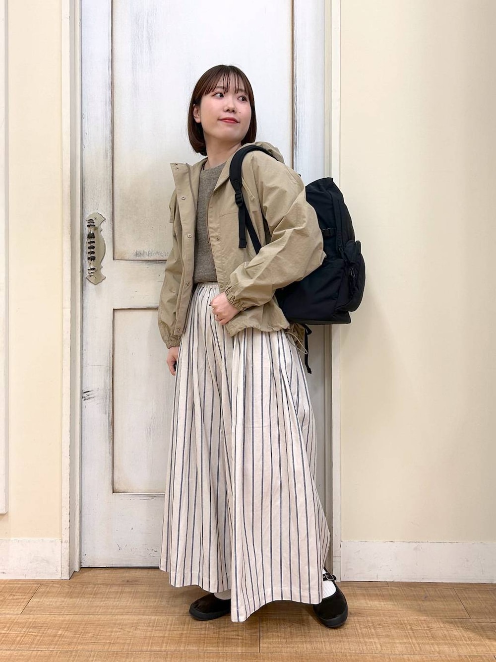 ブラウン系のTシャツ/カットソー、ブラウン系のスニーカー、ベージュ系のマウンテンパーカーを着用したレディースの春コーディネートの1枚目の写真