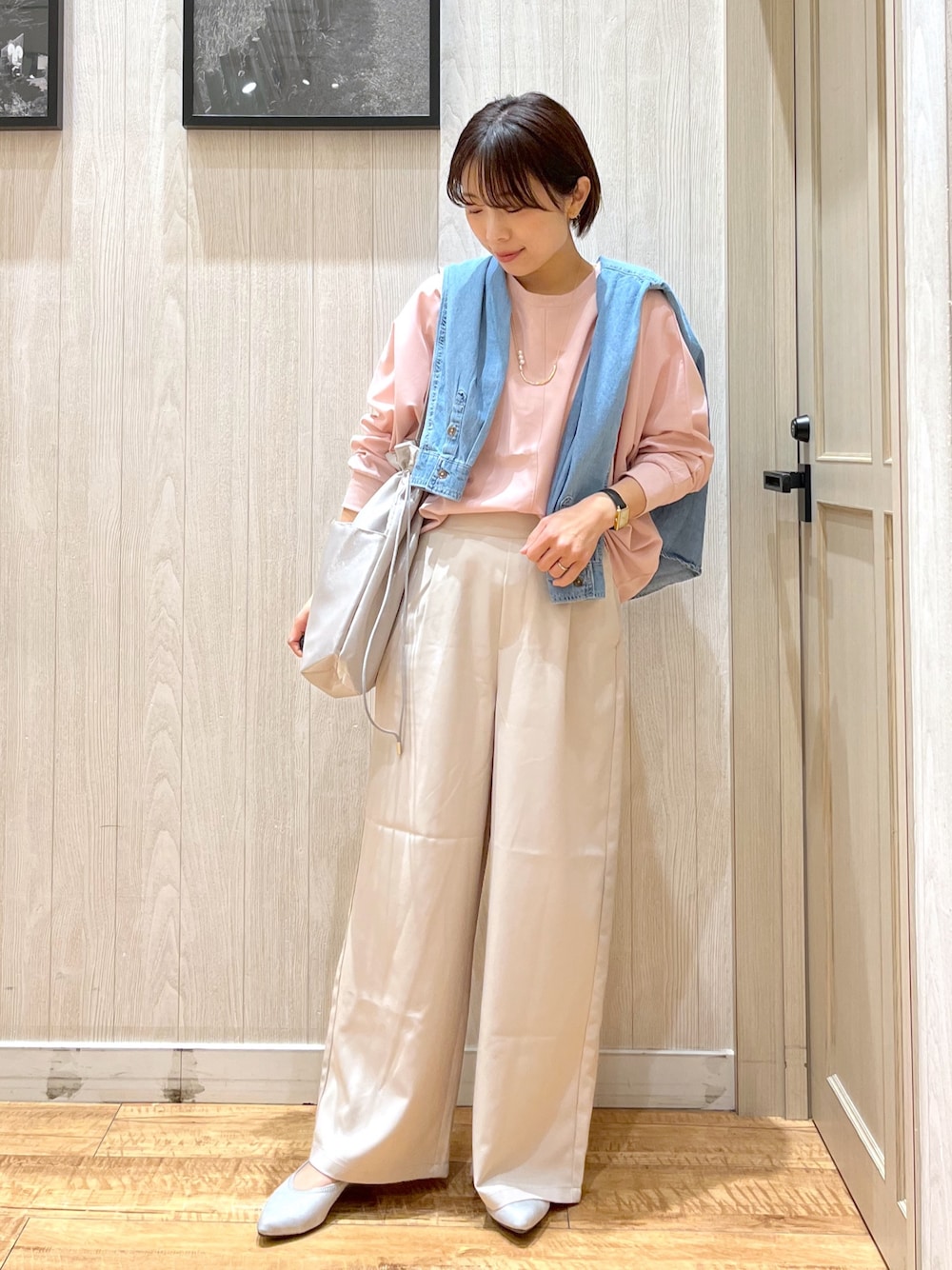 「春コーデ、きれいめカジュアル、パンツコーデ、プチプラ、デニム、シューラルー、カジュアルコーデ、大人カジュアル、デニムシャツ、レイヤードスタイル、ピンク、ワイドパンツ、フラットシューズ」｜「SHOO・LA・RUEの【洗える/S-LL】大人のこなれコーデに やわらかデニムシャツ（シャツ/ブラウス、ブルー系）」を使った、shirayuuuさん（骨格ウェーブ・レディース・155cm）の春コーディネートの1枚目の写真