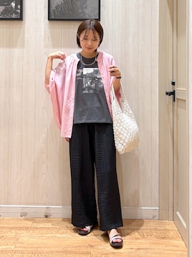 「SHOO・LA・RUE（シューラルー）の【ひんやり/洗濯機可/体型カバー】二の腕隠れる ゆるっと襟ギャザーレーヨンブラウス（シャツ/ブラウス、ピンク系）」を使った、shirayuuuさん（レディース・155cm）の夏コーディネート
