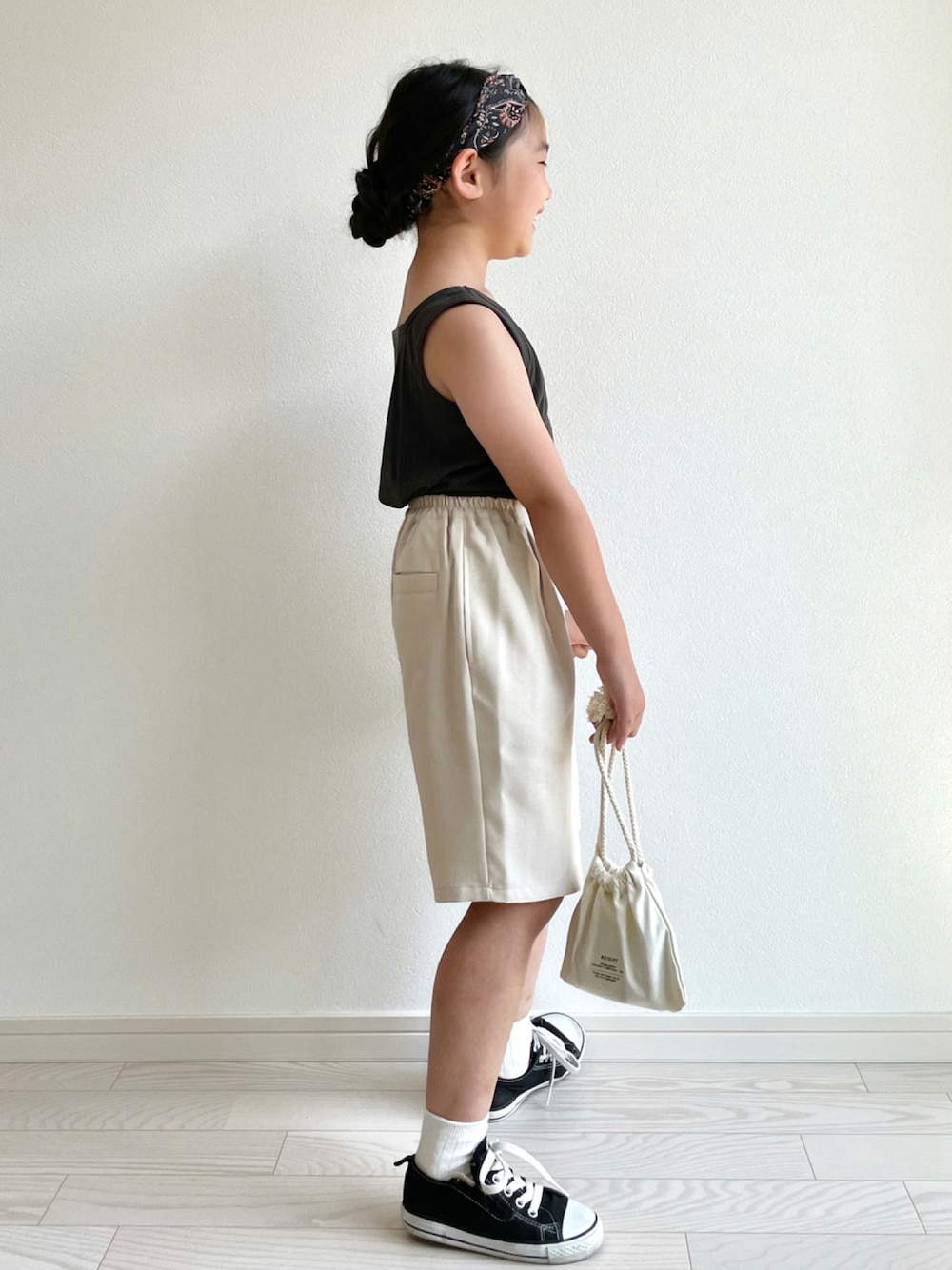 「ヘアバンド、タンクトップ、ノースリーブ、ショートパンツ、タックイン、巾着バッグ、夏コーデ、スニーカーコーデ、カジュアルコーデ、休日スタイル」｜「CIAOPANIC TYPYの《ZOZOTOWN限定》ペイズリークロスヘアターバン（ヘアバンド、ブラック系）」を使った、hanamenさん（キッズ・110cm）の夏コーディネートの1枚目の写真
