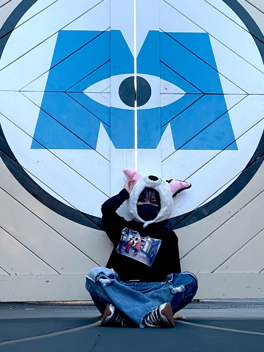 「disney、ディズニーコーデ、101匹わんちゃん、デニム、デニムパンツ、コンバース、ランスターハイク、ボーイッシュ、メンズライク」｜「Disneyのアイテム（Tシャツ/カットソー、ブラック系）」を使った、えぬちゃさん（レディース・158cm）の夏コーディネートの1枚目の写真