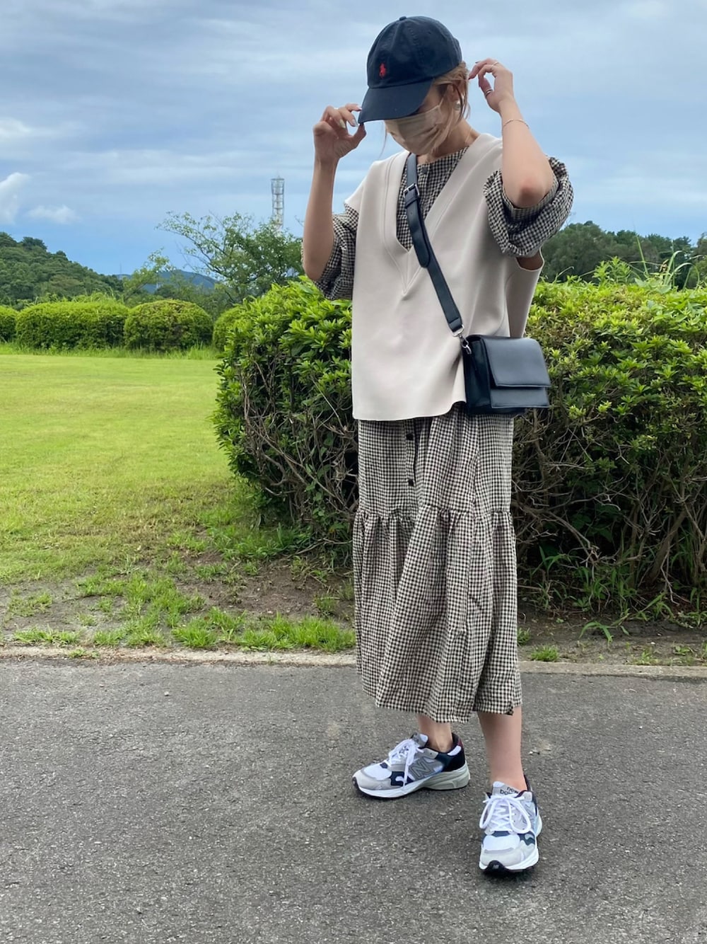 「シャツスタイル、シャツワンピ、ベスト、キャップ、Polo Ralph Lauren、New Balance、プチプラ、オトナカジュアル、高身長女子、シンプルコーデ」｜「ap retroのチェック柄裾ティアード２WAYマキシワンピース【ZOZO限定アイテム】（ワンピース、ベージュ系）」を使った、Ikumi さん（レディース・167cm）の夏コーディネートの1枚目の写真