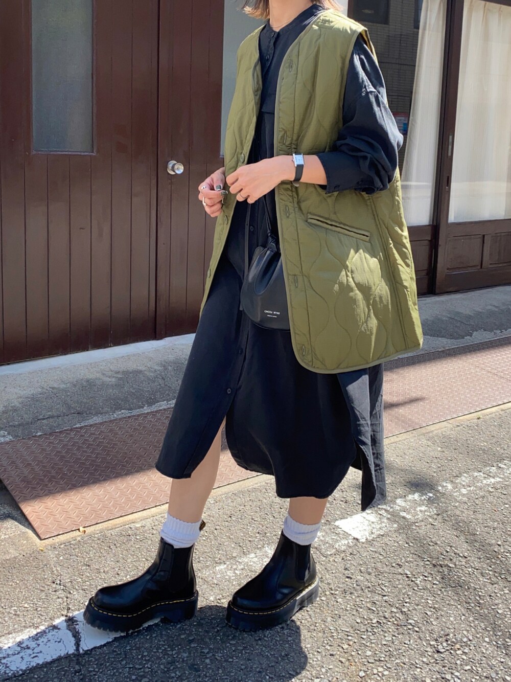 「ワンピース、ブーツ、Dr.Martens、ベスト、シャツワンピ、シンプルコーデ、厚底ブーツ、オトナカジュアル、高身長女子、ライナージャケット」｜「r.の2021　秋冬新作　　リップストップライナーキルトベスト（その他アウター、グリーン系）」を使った、Ikumi さん（レディース・167cm）の秋コーディネートの1枚目の写真
