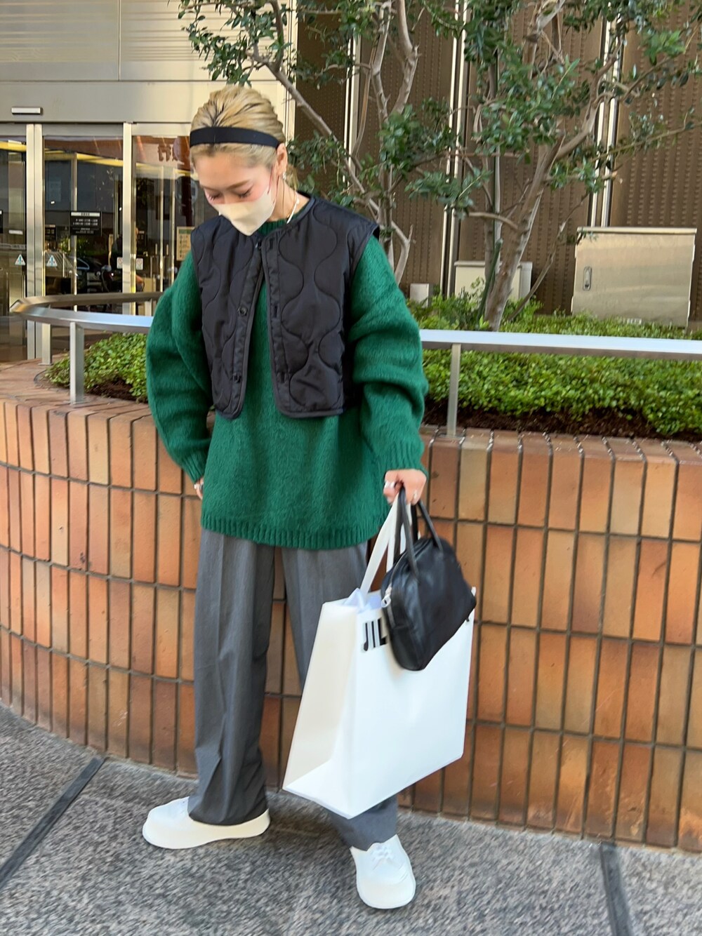 「秋冬コーデ、ニット、シンプルコーデ、UNIQLO、タックワイドパンツ、ベスト、ダウンベスト、大人カジュアル、30代コーデ、高身長女子、ゆるコーデ、パンツスタイル、カラーニット」｜「WEGOのWEGO/モヘアライクBIGプルオーバー（ニット/セーター、グリーン系）」を使った、Ikumi さん（レディース・167cm）の秋コーディネートの1枚目の写真