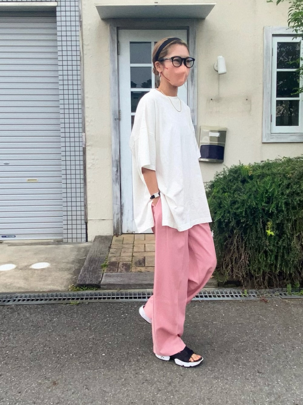 「odorata、ビッグT、オーバーサイズ、白Tシャツ、カラーパンツ、スラックス、カジュアルコーデ、ラクチンコーデ、オトナカジュアル、カラー×コーデ、高身長女子、パンツスタイル」｜「ODORATAのMESSAGE TEE（Tシャツ/カットソー、ホワイト系）」を使った、Ikumi さん（レディース・167cm）の春コーディネートの1枚目の写真