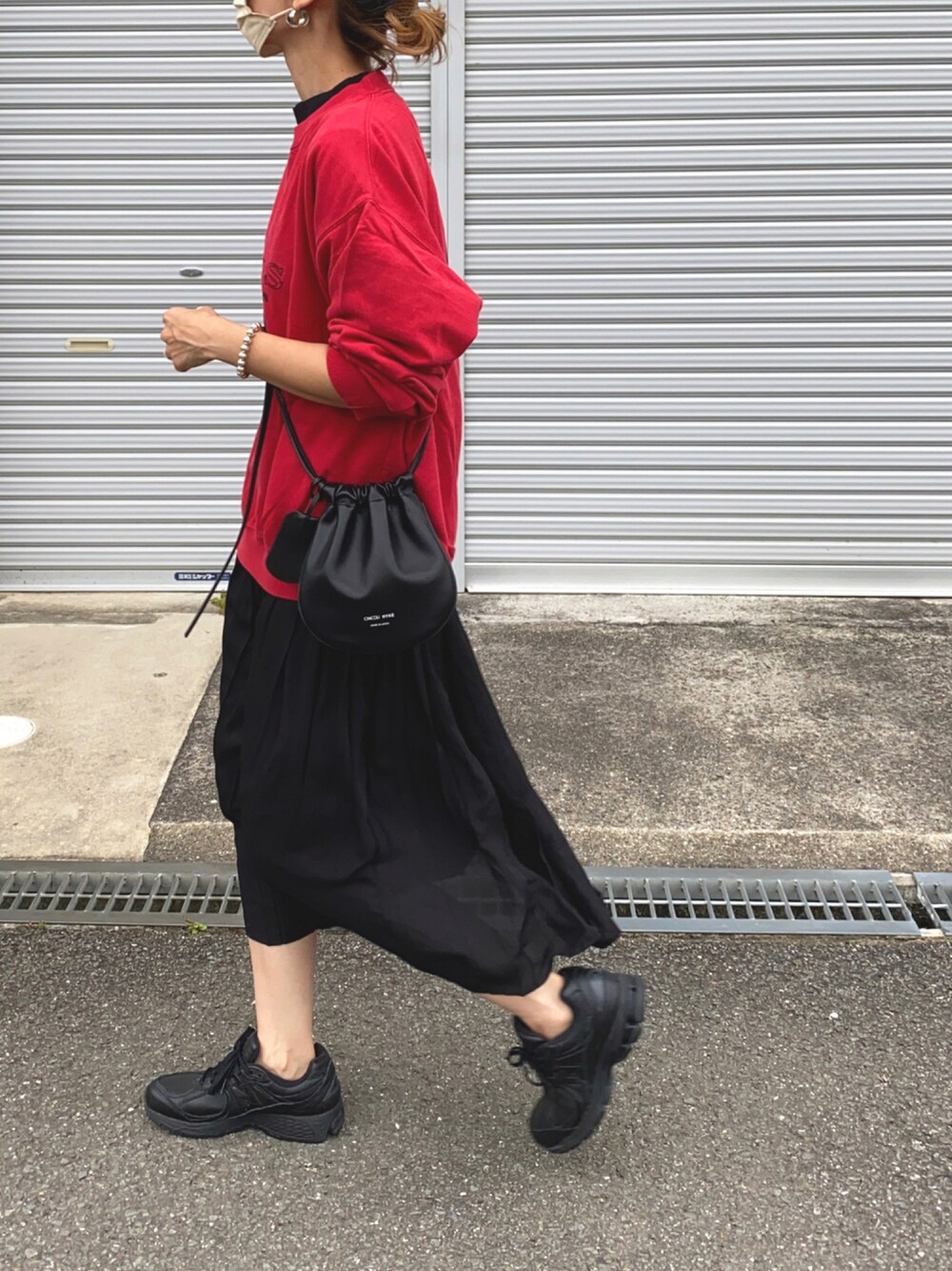 「スウェット、ワントーンコーデ、vintage、New Balance、シンプルコーデ、Polo Ralph Lauren、HYKE、オトナカジュアル、ワンピース×スニーカー、高身長女子」｜「deux amourのプリーツ長袖ワンピース（ワンピース、ブラック系）」を使った、Ikumi さん（レディース・167cm）の秋コーディネートの1枚目の写真