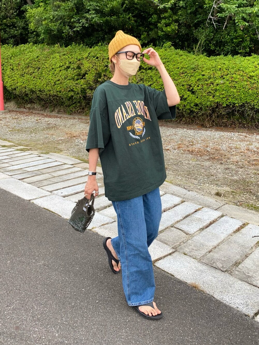 「カジュアル、プチプラコーデ、WEGO、ロゴT、オーバーサイズ、メンズライク、UNIQLO、バギーパンツ、ニット帽、oofos、シンプルコーデ、サンダル」｜「WEGOのWEGO/ヘビーウエイト チームロゴフットボールビッグT（Tシャツ/カットソー、グリーン系）」を使った、Ikumi さん（レディース・167cm）の春コーディネートの1枚目の写真