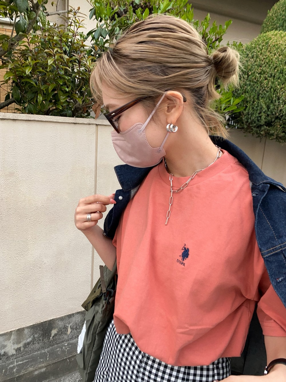 「春コーデ、Tシャツ、デニムジャケット、UNIQLO、ZARA、ブロックチェック、ヘルメットバッグ、シンプルコーデ、大人カジュアル、プチプラコーデ、高身長女子」｜「U.S. POLO ASSN.のU.S. POLO ASSN. /ユーエスポロアッスン 別注ワンポイント刺繍 ビッグシルエットカットソー 半袖tee トップス（Tシャツ/カットソー、オレンジ系）」を使った、Ikumi さん（レディース・167cm）の春コーディネートの1枚目の写真