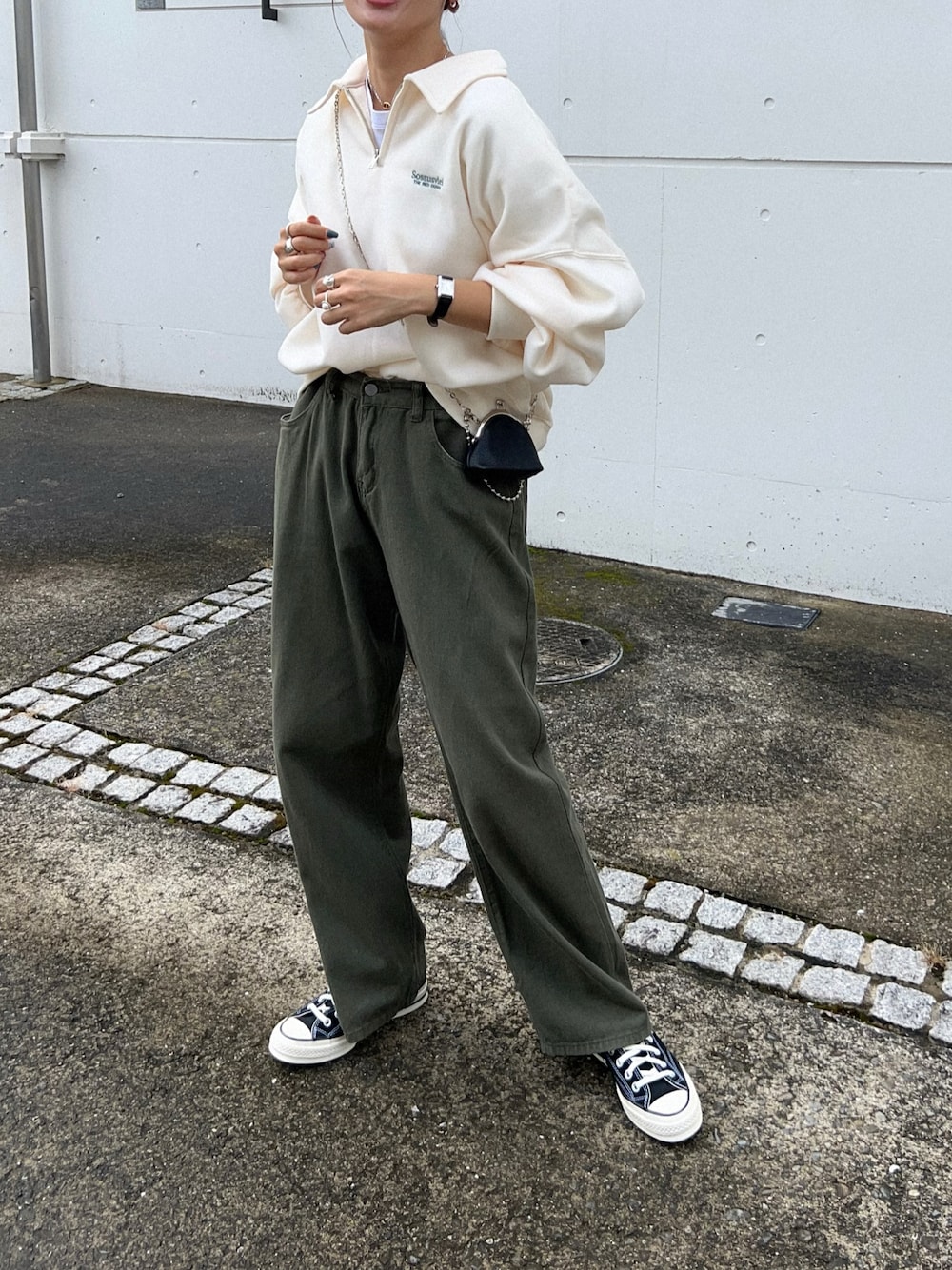 「秋服コーデ、ハーフジップ、スウェット、ハーフジップスウェット、shetila、ミリタリーパンツ、owndaily、ゆるコーデ、シンプルコーデ、カジュアルコーデ、秋先取りコーデ、ママコーデ」｜「shetilaの裏起毛ハーフジップスウェット（スウェット、ホワイト系）」を使った、Ikumi さん（レディース・167cm）の秋コーディネートの1枚目の写真