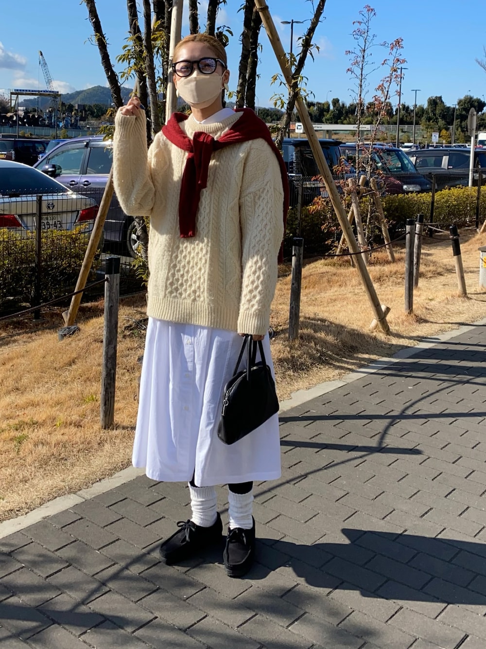 「私の推しブランド、シャツスタイル、シャツワンピ、UNIQLO、フィッシャーマンニット、vintage、赤ニット、clarks、オトナカジュアル、高身長女子」｜「UNIQLOのアイテム（シャツワンピース、ホワイト系）」を使った、Ikumi さん（レディース・167cm）の冬コーディネートの1枚目の写真