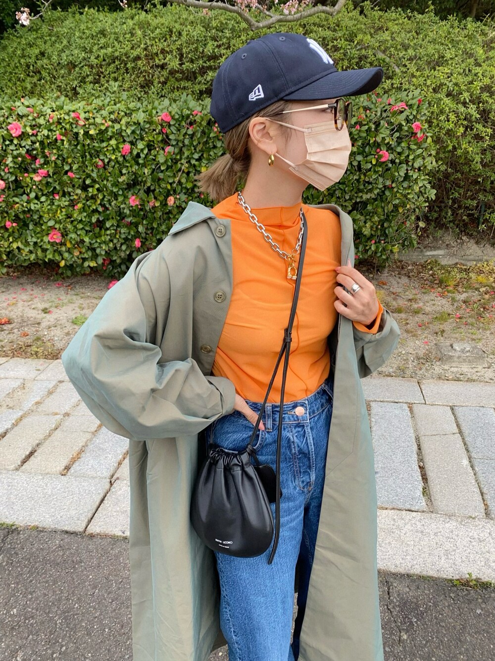 「シンプルコーデ、パステル映える春、オレンジ、シアーシャツ、ステンカラーコート、春コーデ、春アウター、デニムパンツ、キャップ、オトナカジュアル、高身長女子」｜「ap retroのステンカラースタンドロングコート　タマムシコート（ステンカラーコート、グリーン系）」を使った、Ikumi さん（レディース・167cm）の春コーディネートの1枚目の写真