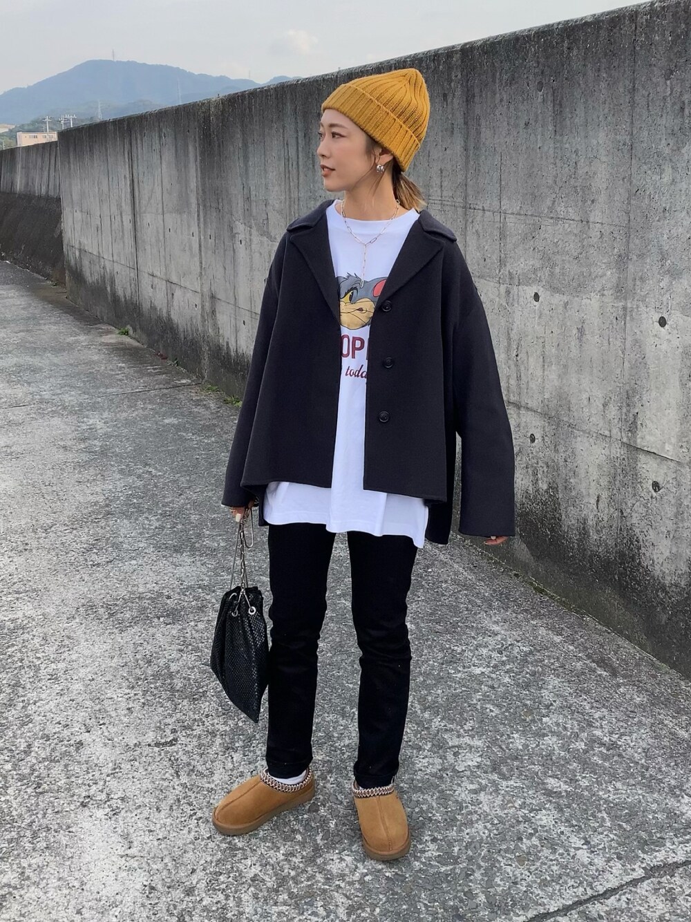 「UNIQLO、UNIQLO+J、トムとジェリー、セルビッチデニム、UGG、オトナカジュアル、ニット帽、シンプルコーデ、高身長女子、楽チンコーデ」｜「UNIQLOのアイテム（帽子、イエロー系）」を使った、Ikumi さん（レディース・167cm）の秋コーディネートの1枚目の写真