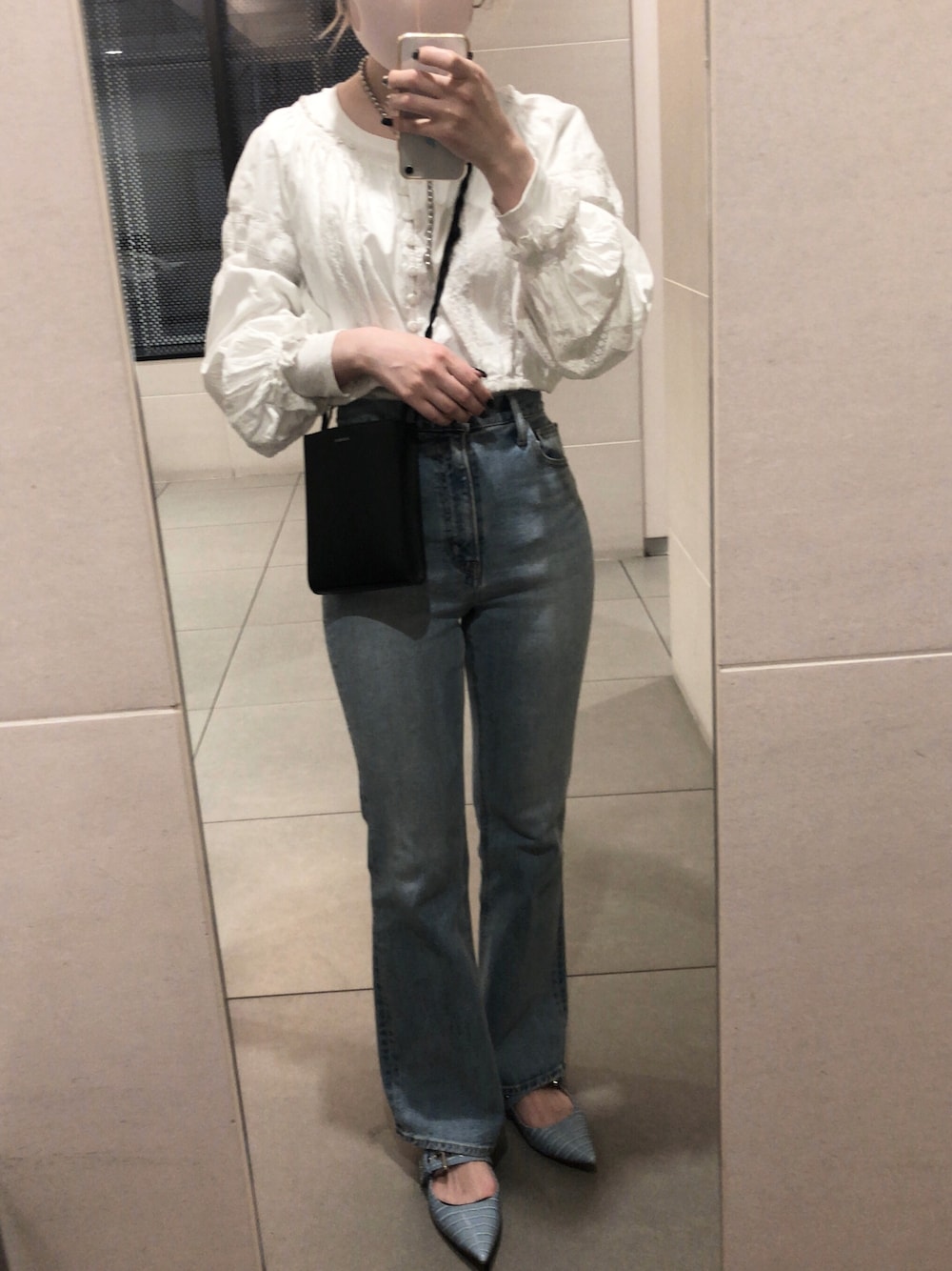 ブルー系のバレエシューズ、ブラック系のショルダーバッグ、ホワイト系のシャツ/ブラウスを着用したレディースの春コーディネートの1枚目の写真