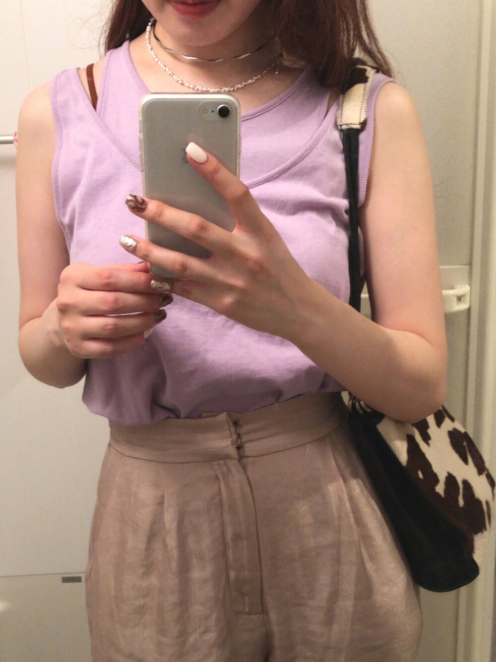 ベージュ系のその他パンツ、パープル系のタンクトップを着用したレディースの秋コーディネートの1枚目の写真