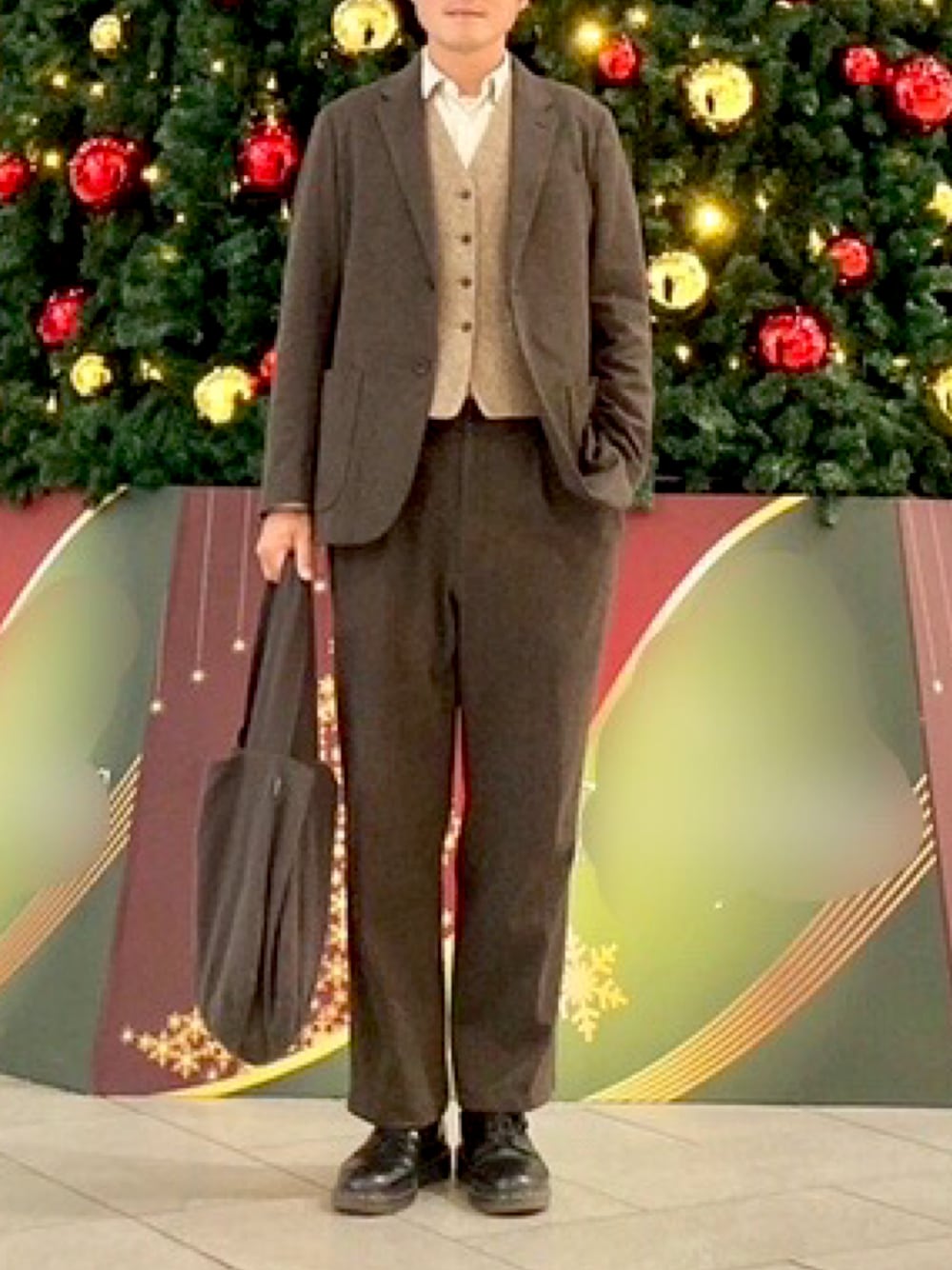 「セットアップ、ブラウンコーデ、ベスト、タックワイドパンツ、Dr.Martens、nestRobe CONFECT、nest robe、おじさん、へリンボーン、ユニクロコーデ、UNIQLO、イネス、クリスマスツリー、秋コーデ」｜「UNIQLOのアイテム（スラックス、ブラウン系）」を使った、Young   さん（メンズ・175cm）の秋コーディネートの1枚目の写真