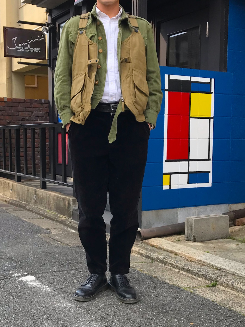 「春コーデ、イギリス軍、スノーピーク、タキビベスト、ナイジェルケーボン、コーデュロイパンツ、ユニクロ、革靴、白シャツ、タックイン」｜「Nigel Cabournのアイテム（その他パンツ、ブラック系）」を使った、Young   さん（メンズ・175cm）の春コーディネートの1枚目の写真