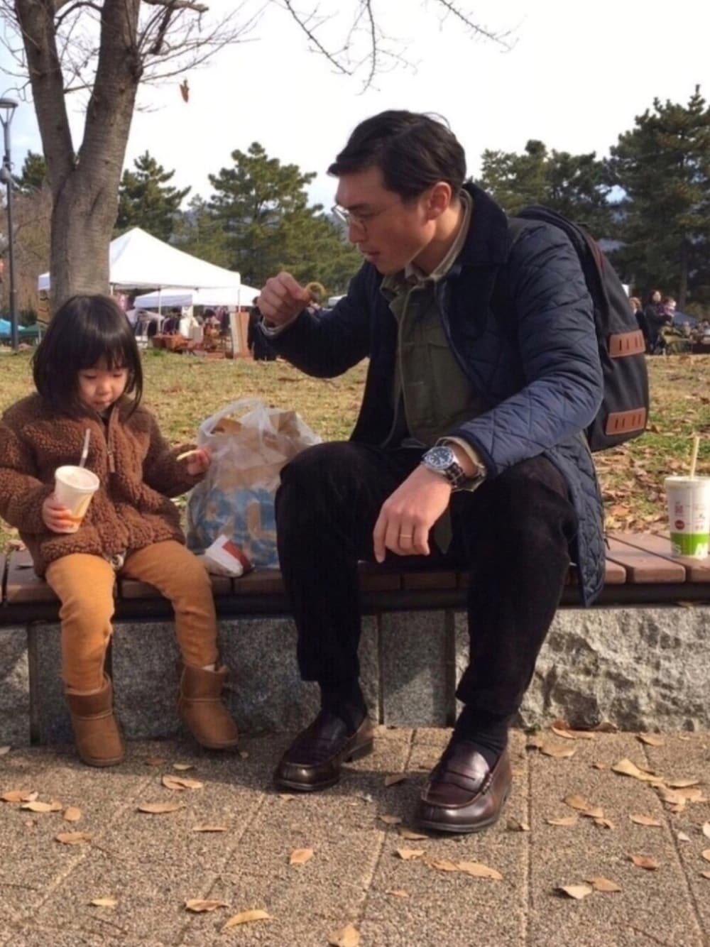 ブルー系のダウンジャケット/コート、ブラウン系のローファー、ブラック系のバックパック/リュックを着用したメンズの秋コーディネートの1枚目の写真